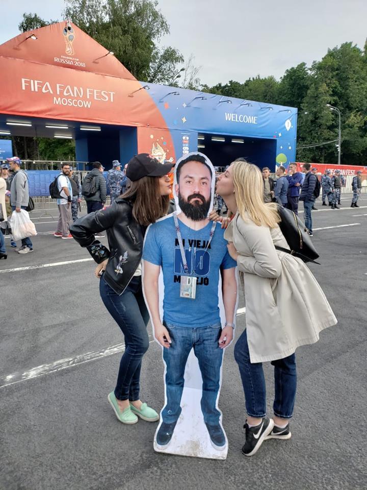 Жена не отпустила мексиканца на ЧМ, но друзья взяли с собой его копию и веселятся