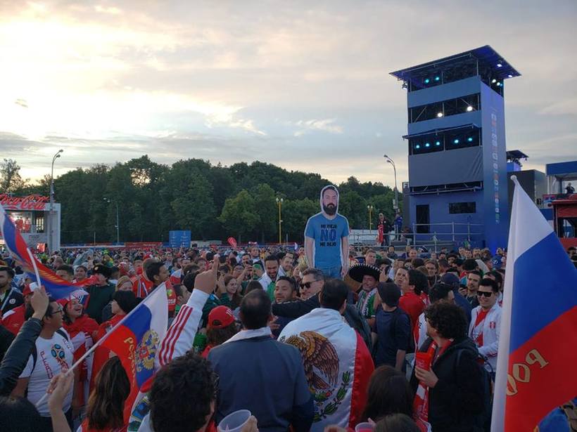 Жена не отпустила мексиканца на ЧМ, но друзья взяли с собой его копию и веселятся