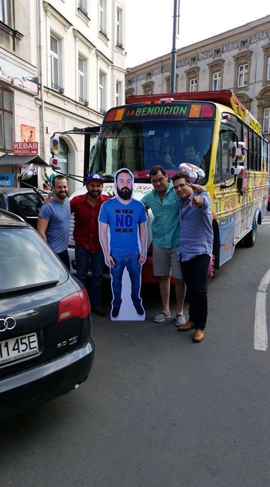 Жена не отпустила мексиканца на ЧМ, но друзья взяли с собой его копию и веселятся