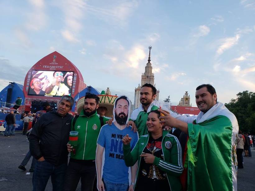 Жена не отпустила мексиканца на ЧМ, но друзья взяли с собой его копию и веселятся