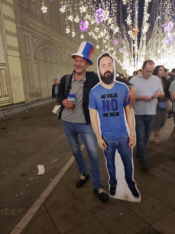 Жена не отпустила мексиканца на ЧМ, но друзья взяли с собой его копию и веселятся