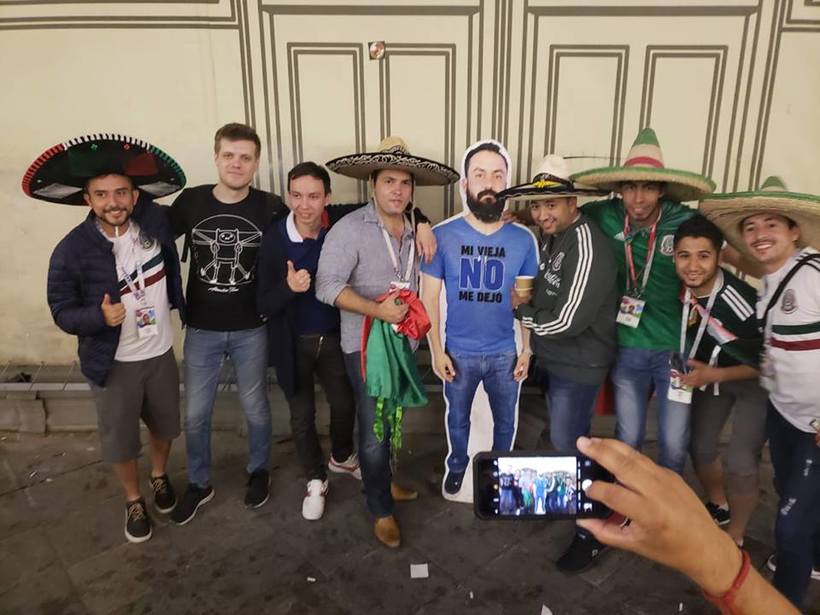 Жена не отпустила мексиканца на ЧМ, но друзья взяли с собой его копию и веселятся