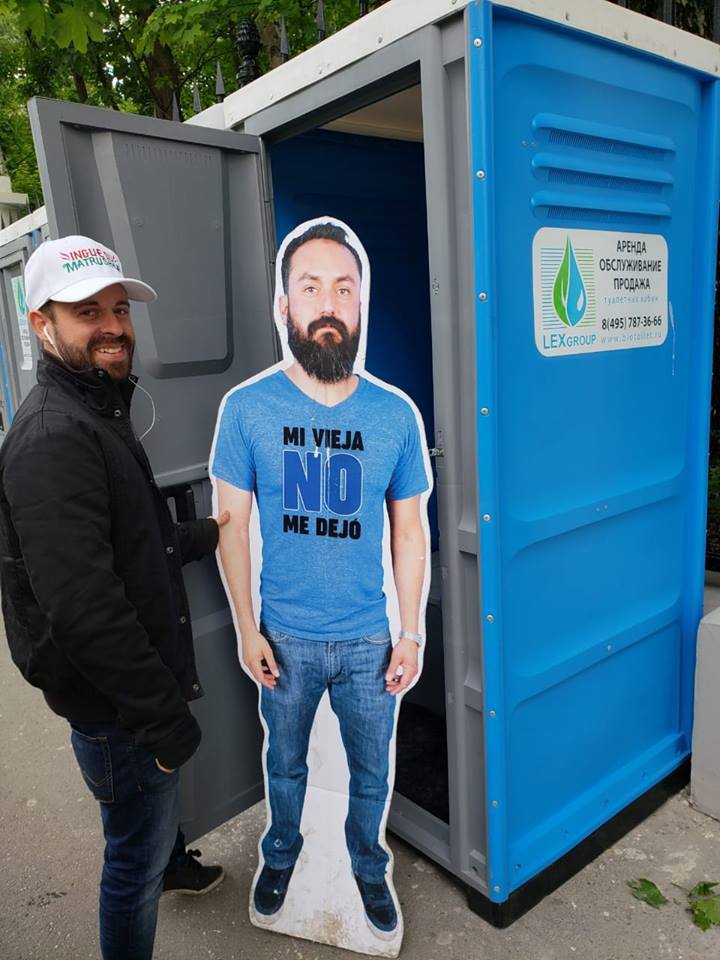 Жена не отпустила мексиканца на ЧМ, но друзья взяли с собой его копию и веселятся