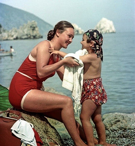 Какими журнал «Огонек» показывал послевоенные годы в СССР