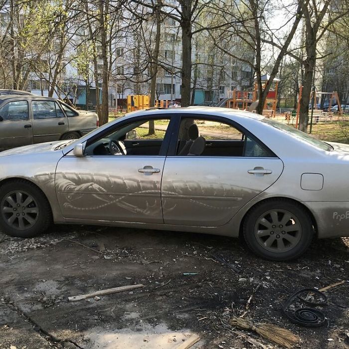 Блог - Потрясающий «вандализм» на грязных машинах в исполнении московского иллюстратора Потрясающий «вандализм» на грязных машинах в исполнении московского иллюстратора