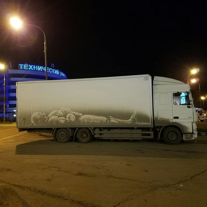 Блог - Потрясающий «вандализм» на грязных машинах в исполнении московского иллюстратора Потрясающий «вандализм» на грязных машинах в исполнении московского иллюстратора