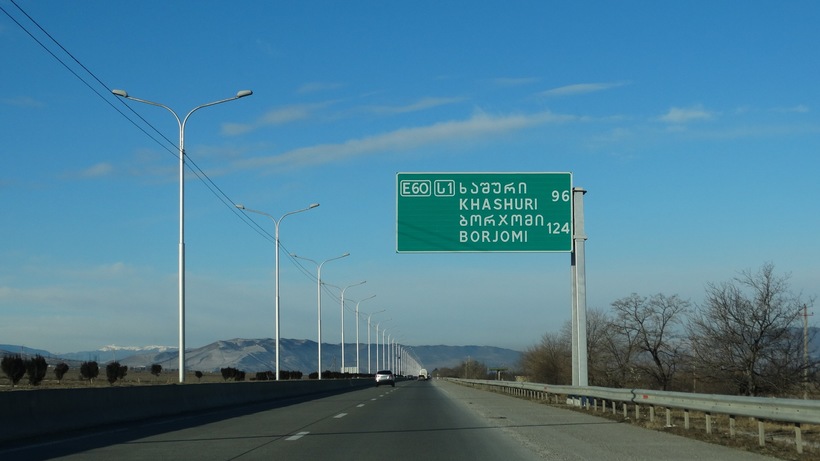 Зимой в Грузии снег не везде. Дорога в Боржоми