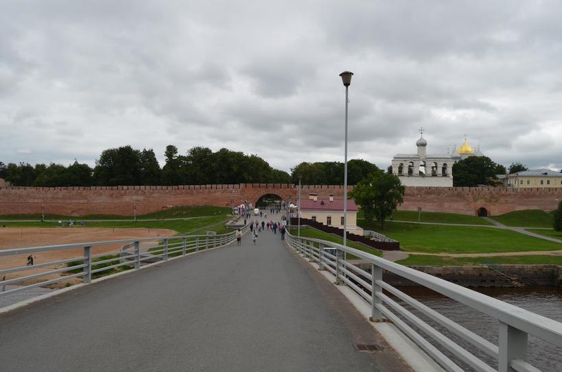 Вид с моста на Софийскую сторону Новгорода
