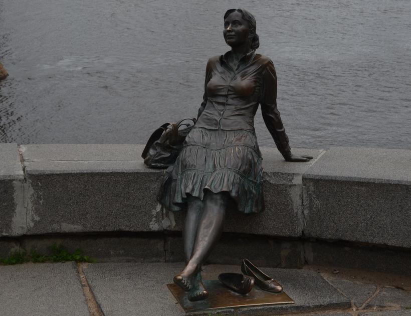 Трогательный памятник туристке