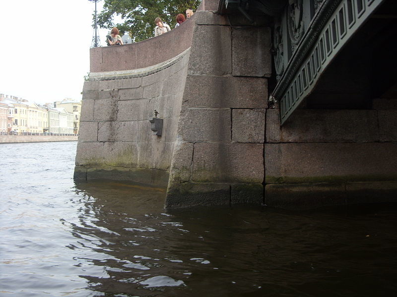 Вид на памятник с воды