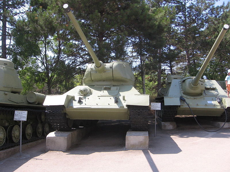 Площадка с военной техникой