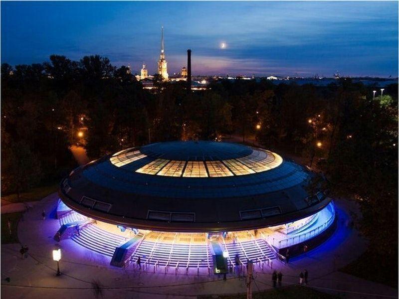 После реконструкции станция "Горьковская" приобрела футуристический вид