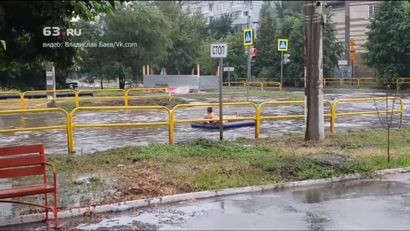 Блог - В Тольятти прошел ливень, и жители сменили автомобили на надувные матрасы В Тольятти прошел ливень, и жители сменили автомобили на надувные матрасы