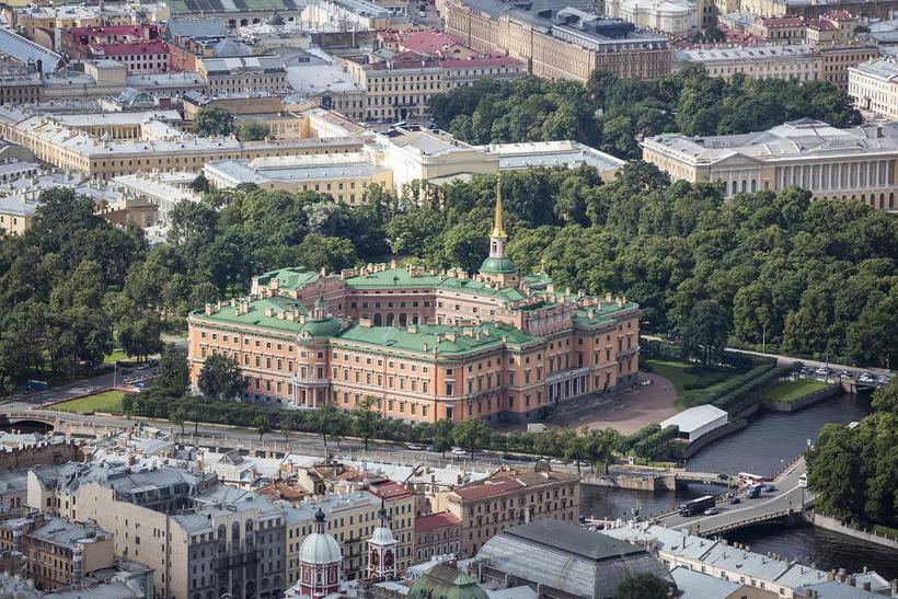 Вид на замок с высоты. Сразу видно, как по-разному выглядят фасады: левый напоминает дворец, правый дворянскую усадьбу