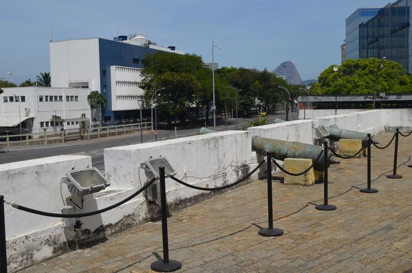 Старинные пушки на стенах форта