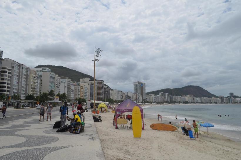 Вдоль набережной выстроено множество отелей