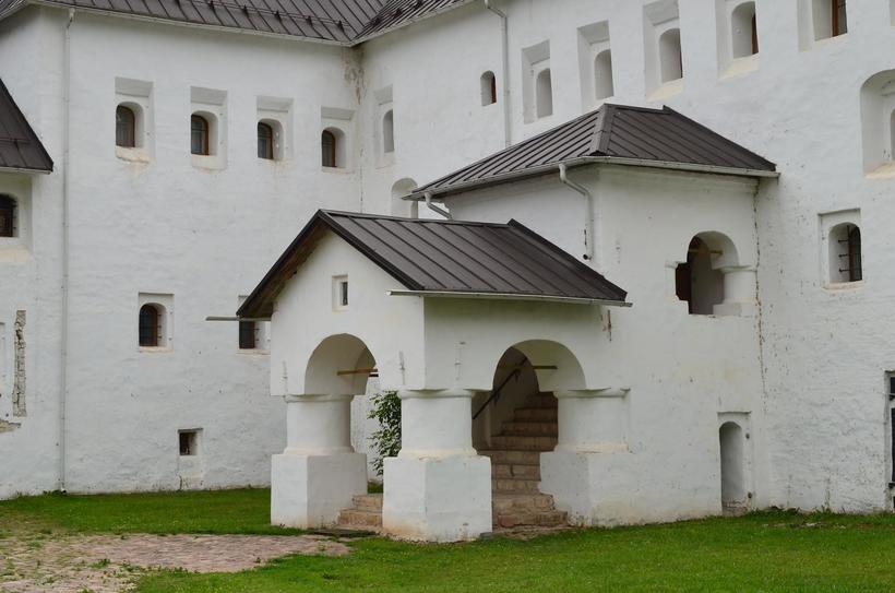 Вход в Поганкины палаты оформлен в традиционном для Руси стиле