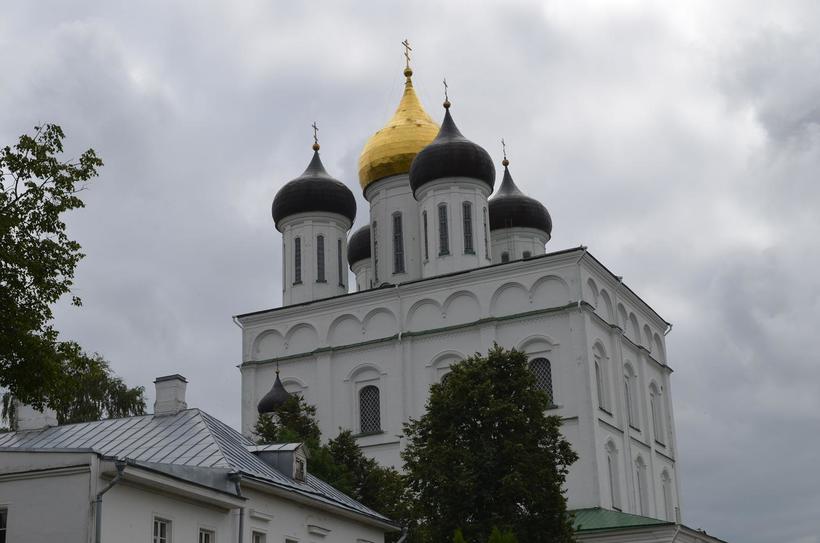 Троицкий собор возвышается над стенами древнего Крома