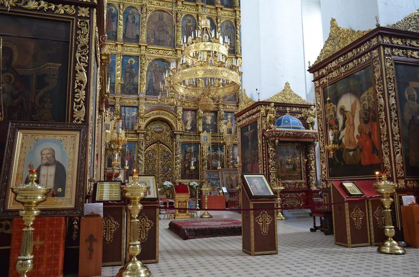 Недавно закончилось богослужение, поэтому людей в соборе совсем мало