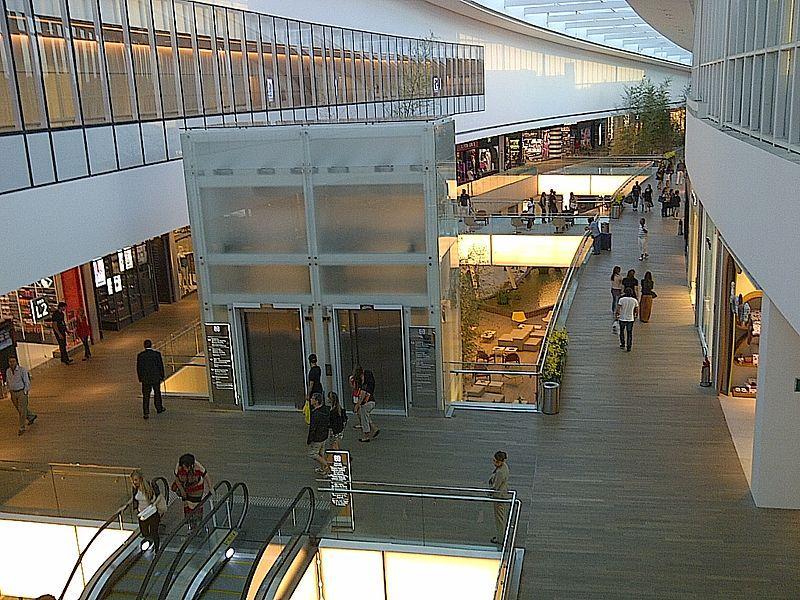 Внутри торгового комплекса "Village Mall"
