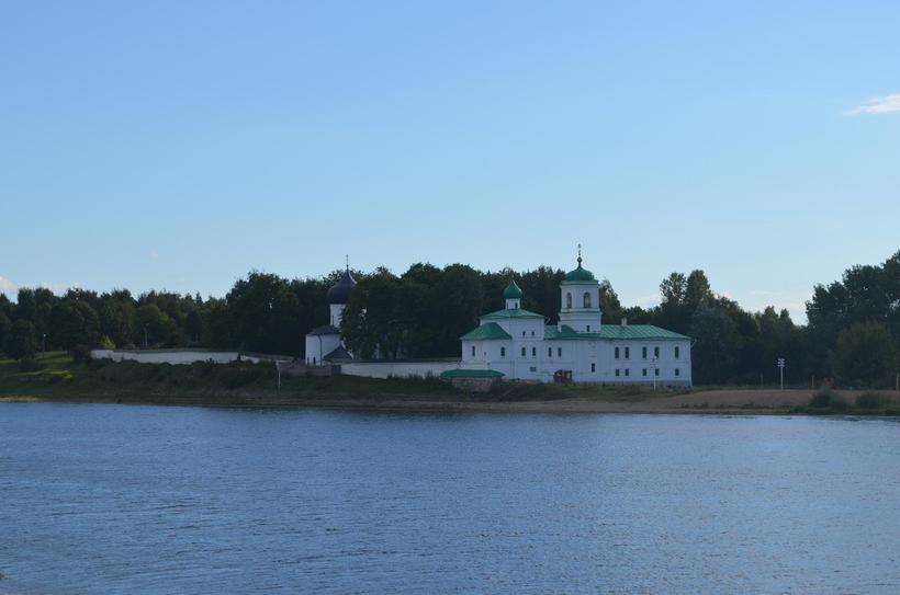 Монастырь находится на берегу реки Великой. Он смотрится очень красиво