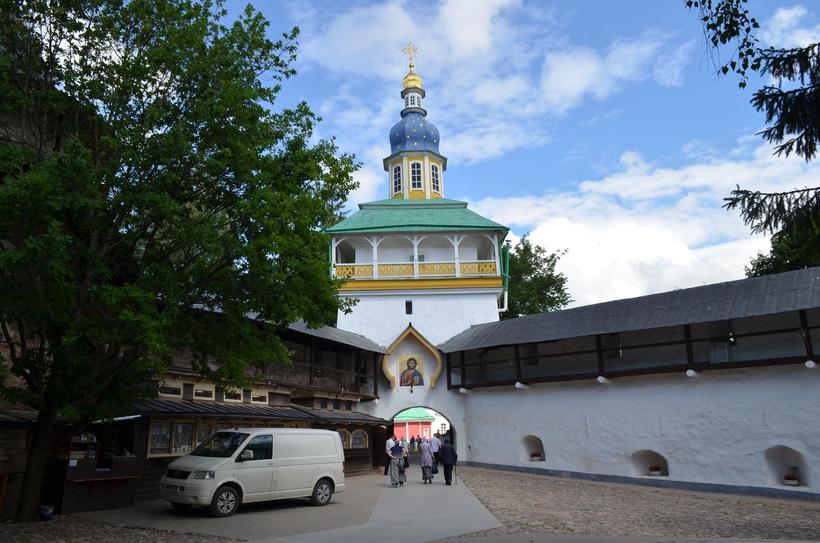 Входные ворота монастыря