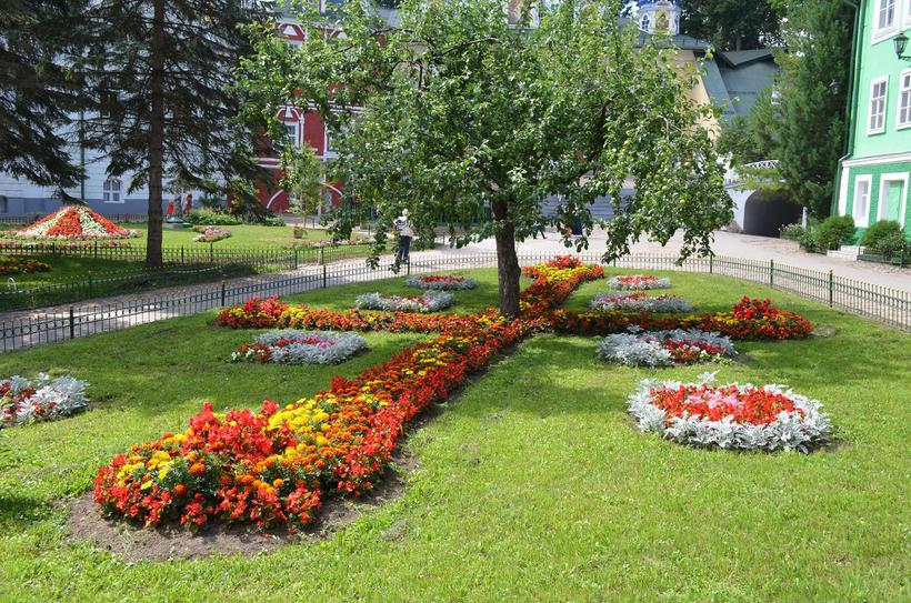 Красивый цветник в виде креста