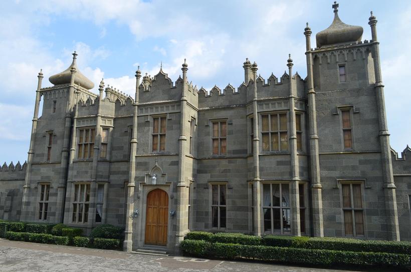 Дворец напоминает английские рыцарские замки