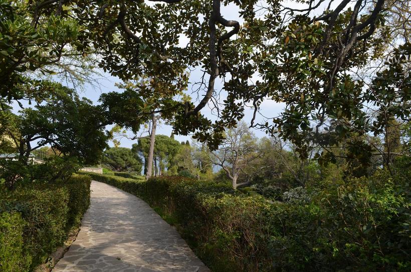 Дорожка в Нижнем парке с видом на Чёрное море