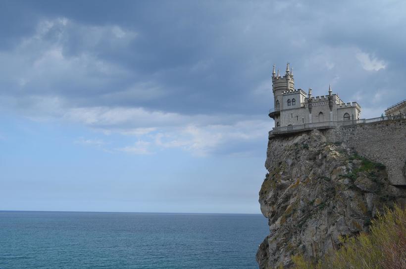 Замок, стоящий на краю скалы, стал символом Крыма