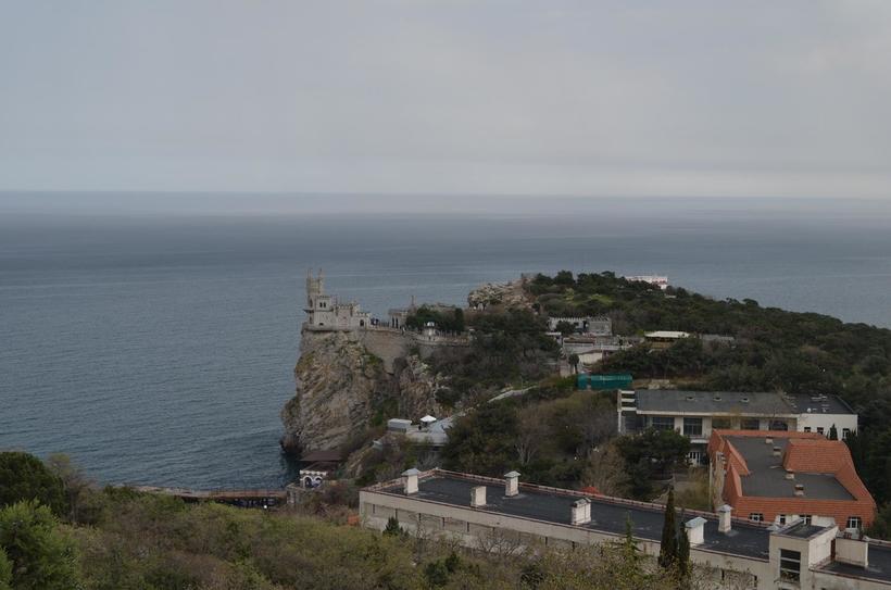 Чтобы подойти к Ласточкиному гнезду поближе, придётся сначала спуститься к ржавому причалу, потом карабкаться наверх