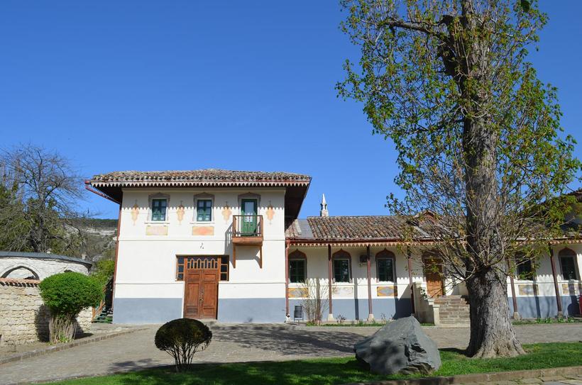 Территория дворца выглядит ухоженной