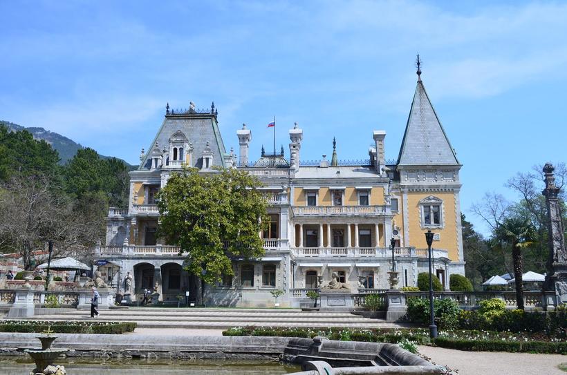 Роскошный дворец во французском стиле