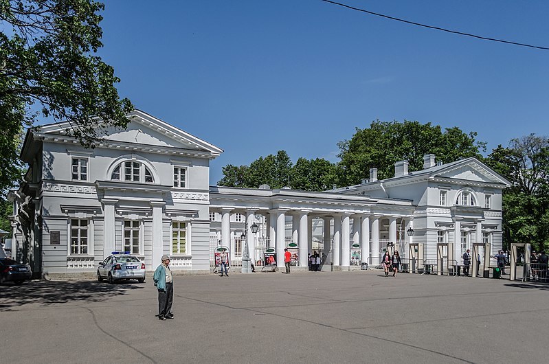Дворцовый ансамбль выдержан в стиле классицизма