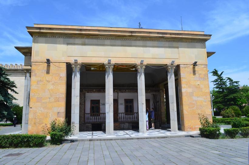 Павильон скрывает дом, в котором родился и жил Сталин