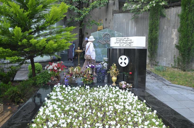 Ну-ка, попробуйте угадать, чья это могила!