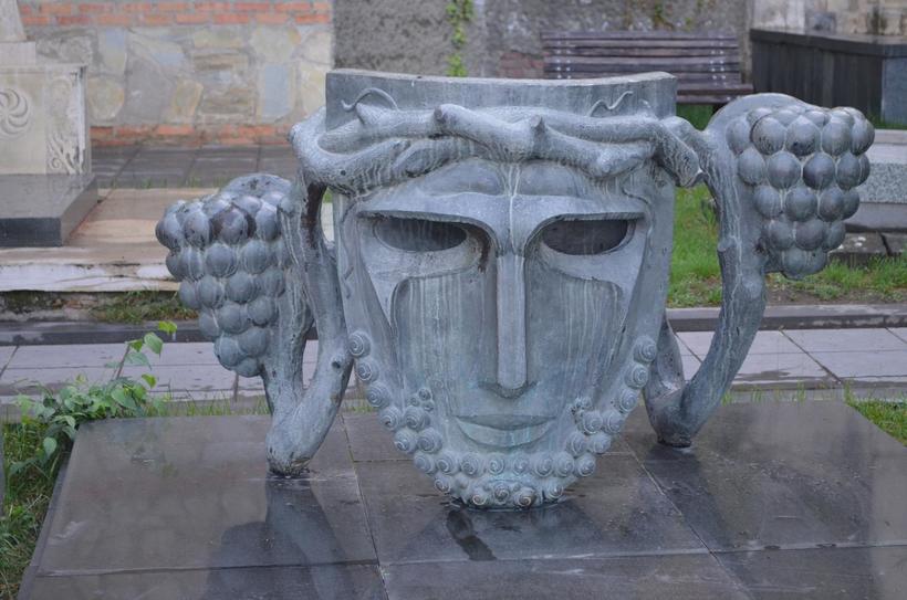 Многие могилы представляют собой настоящие произведения искусства.