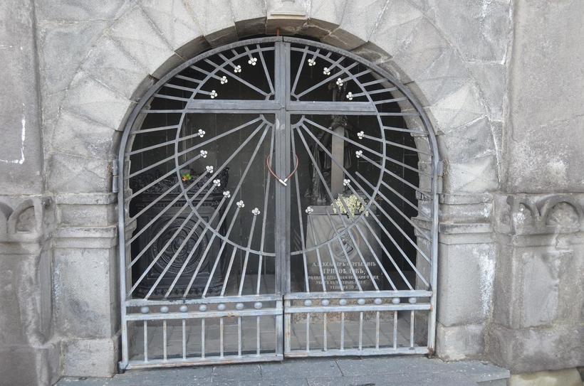 Могила Грибоедова отгорожена решёткой