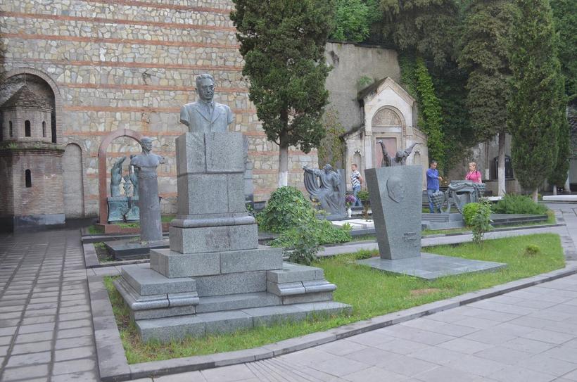 Всего на кладбище более сорока могил