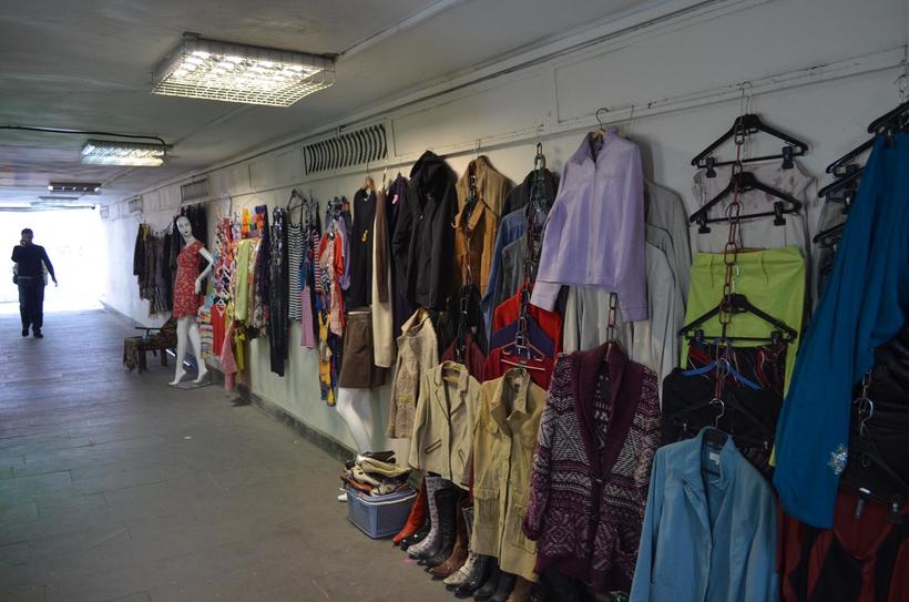 Вещевая торговля в подземном переходе в Тбилиси в порядке вещей