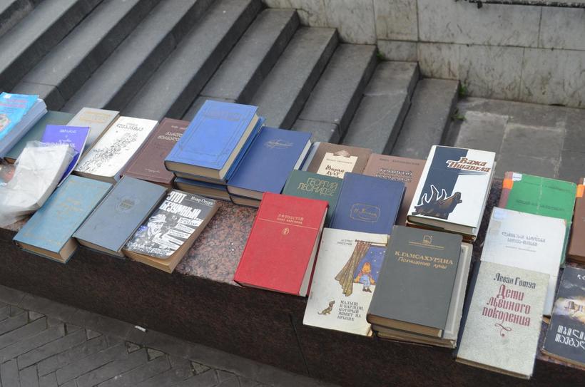 Продажа книг прямо на парапете