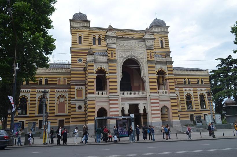 Грузинский театр оперы и балета выстроен в мавританском духе