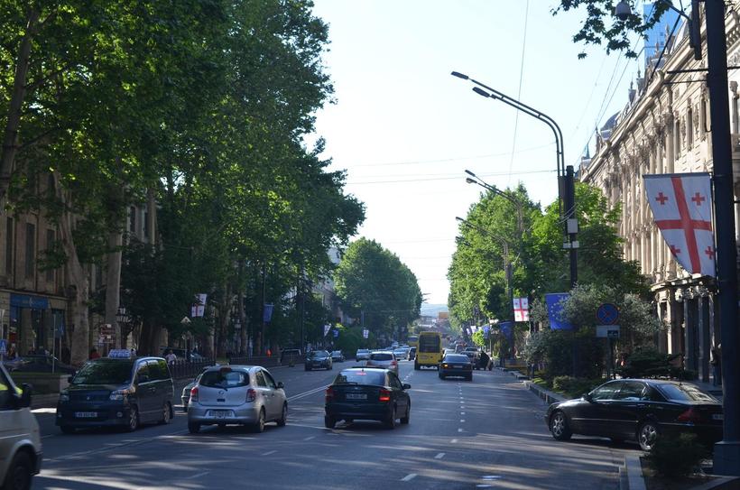 Поток машин несётся с большой скоростью. Перебегать проспект очень рискованно