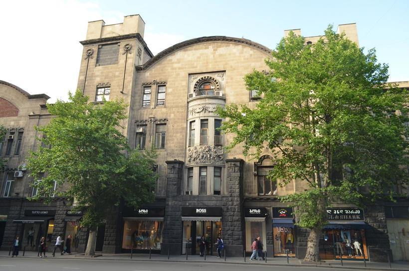 Здания на проспекте приведены в приличный вид