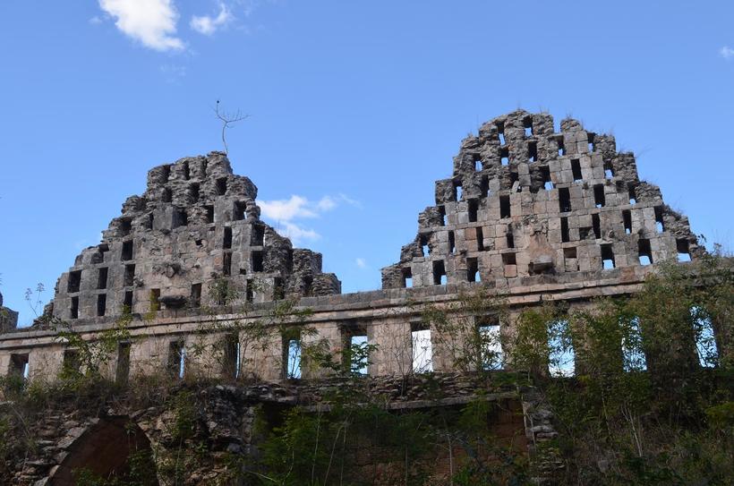 Не все здания хорошо сохранились. Некоторым не повезло