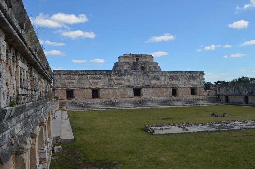 Майянские постройки выглядят необычно для европейца