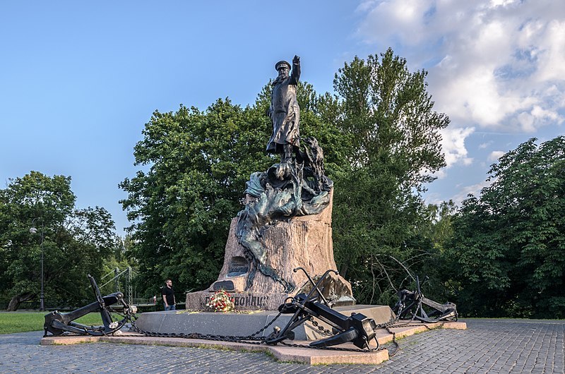 Памятник адмиралу С.О. Макарову