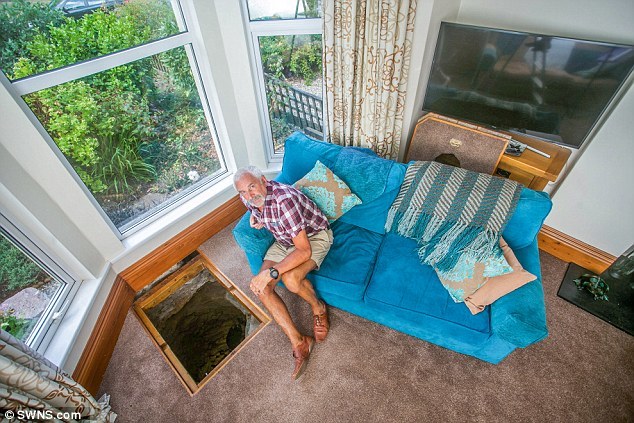 Британец обнаружил 30 лет назад в гостиной колодец и пытается его раскопать