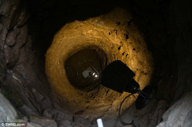 Британец обнаружил 30 лет назад в гостиной колодец и пытается его раскопать