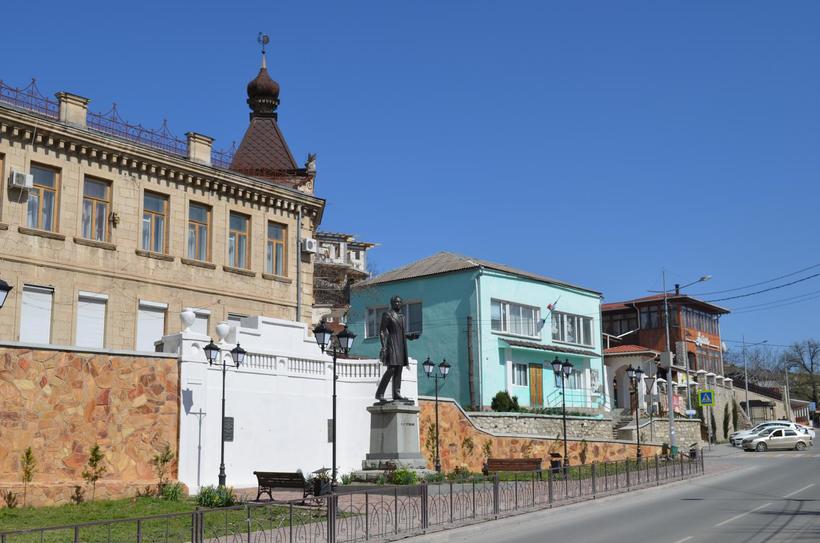 В центре Бахчисарая стоит памятник А.С. Пушкину, прославившему город на весь мир